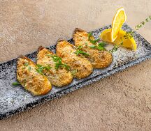 Мидии, запеченные под острым соусом с чесноком и зелёным луком