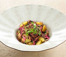 Тёплый салат с брискетом и шампиньонами гриль