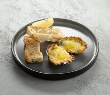 Запеченная импортная устрица под соусом дорблю