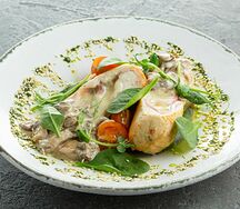 Курица по-Гентски с сыром Дорблю и беконом в грибном соусе