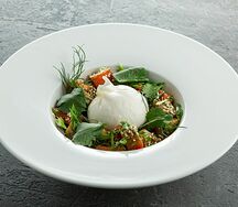 Салат из томатов с сыром буррата и песто