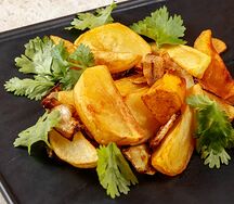 Жареный картофель с луком и чесноком