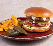 Бургер с хрустящей курицей и картофелем фри