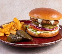 Бургер с хрустящей курицей и картофелем фри