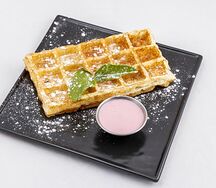 Вафли с малиновым соусом