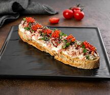 Брускетта с крабом и красной икрой