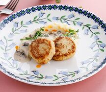 Котлеты из индейки с пюре и грибным соусом