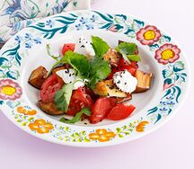 Салат с хрустящими баклажанами и сливочным сыром