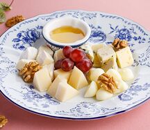 Сырная тарелка с медом и грецким орехом