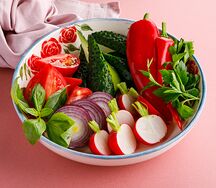 Свежие овощи с зеленью