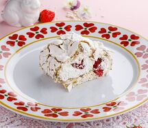 Фисташковый рулет с малиной