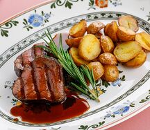 Вырезка говядины с картофелем и соусом демиглас