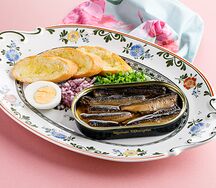 Балтийские шпроты с красным луком