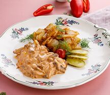 Говядина по-строгановски с жареным картофелем