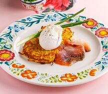 Картофельные драники с муксуном и яйцом пашот