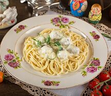 Спагетти с фрикадельками в сырном соусе