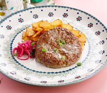 Рубленный бифштекс с жареным картофелем