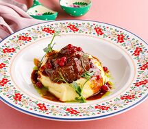 Говяжьи щечки с пюре и соусом демиглас