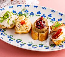 Брускетта с паштетом из печени цыплёнка