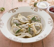 Пельмени с олениной и брусничным вареньем