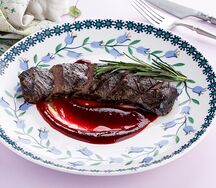 Корейка оленя с брусничным соусом