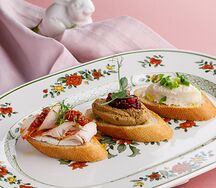 Брускетта с индейкой и вялеными томатами