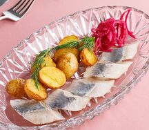 Бочковая сельдь с печеным картофелем