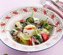 Салат овощной с яйцом пашот