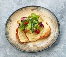 Шницель куриный с микс салатом и черри