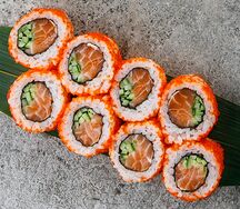 Ролл Калифорния с лососем