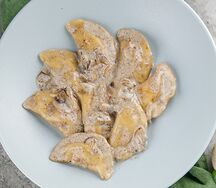 Вареники с картофелем и грибами в сливочном соусе