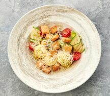 Теплый салат с курицей и пармезаном