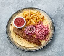 Люля-кебаб из баранины с картофелем фри и салатом