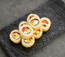 Ролл темпура роял с соусом манго