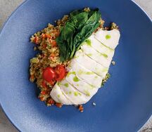 Куриная грудка на пару с киноа и овощами