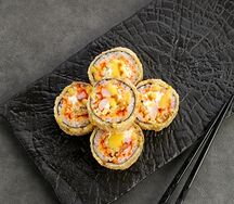 Ролл темпура с креветкой и соусом манго