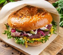 Бейгл с пастрами 