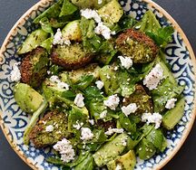 Зеленый салат с фалафелем
