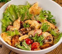 Салат с сыром халуми