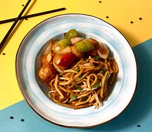 Фрикадельки в соусе гун бао с лапшой