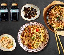 Комбо Жареный рис с говядиной, удон с курицей, фуджу, древесные грибы, морс