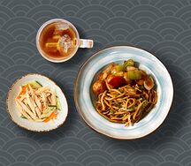 Фрикадельки в кисло-сладком соусе с лапшой