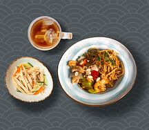 Курица в кисло-сладком соусе с лапшой