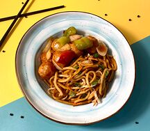 Фрикадельки в кисло-сладком соусе с лапшой