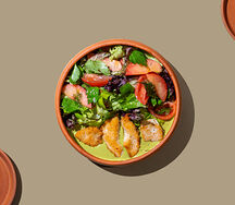 Салат с цыпленком и соусом киндзмари