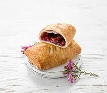 Слойка с яблоком и черной смородиной