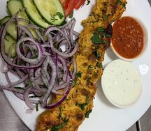 Шашлык куриный с гарниром и салатом