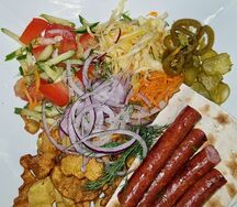 Супер хот-дог на тарелка