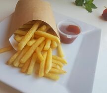 Картофель фри и кетчуп