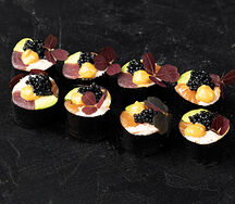 Ролл сашими с лососем, тунцом и соусом том ям